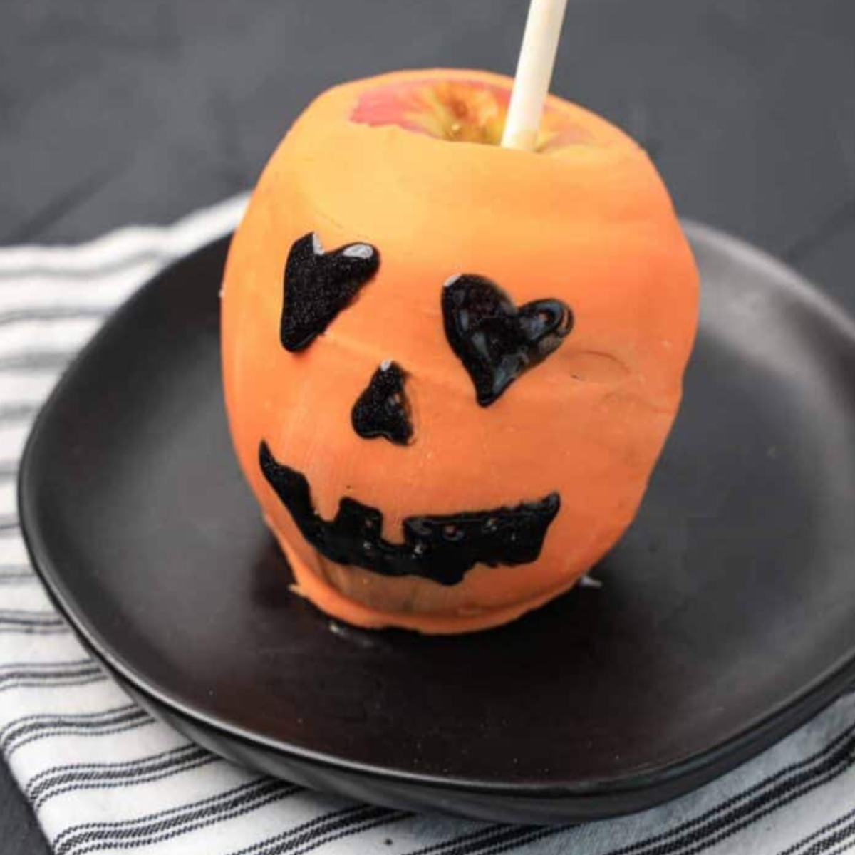 Spooky halloween candy apples.